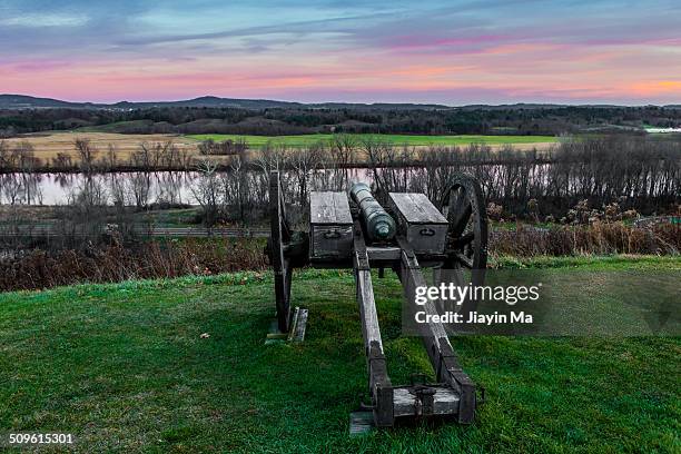 cannon at the great redoubt - revolutionary war cannons stock pictures, royalty-free photos & images