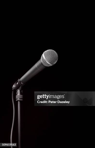 dynamic microphone on stand - pedestal de microfone - fotografias e filmes do acervo