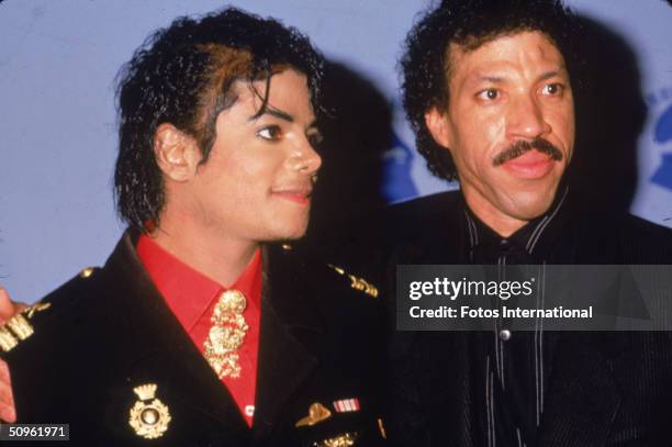 American pop singers Michael Jackson and Lionel Richie at the 28th Annual Grammy Awards ceremony, February 25, 1986.