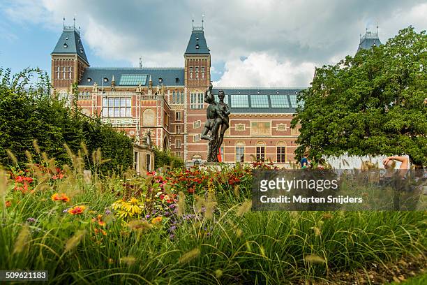 people in the rijksmuseum garden - rijksmuseum 個照片及圖片檔