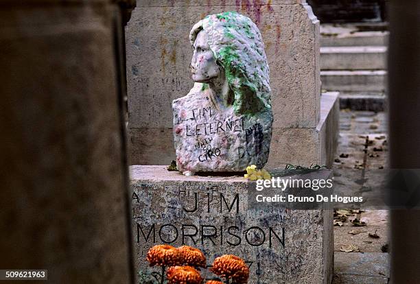 pere lachaise cemetery in paris, france - jim morrison stockfoto's en -beelden