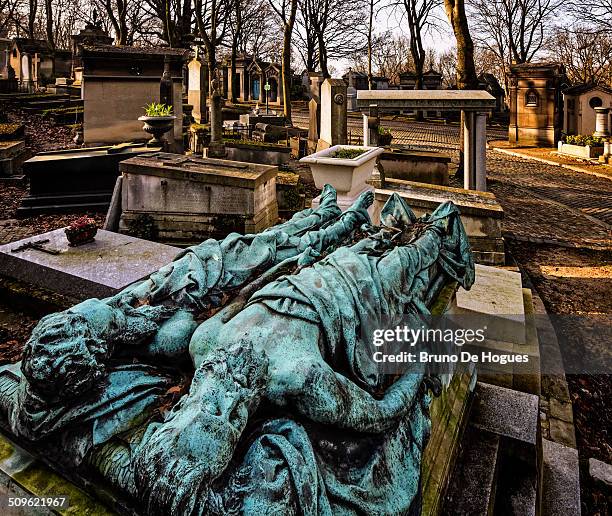 pere lachaise cemetery in paris, france - pere lachaise cemetery stock pictures, royalty-free photos & images