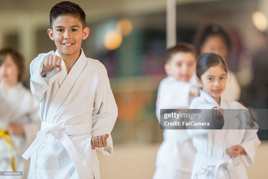 Niños tomar una clase de Jujitsu
