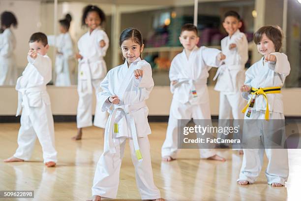 se tenant debout dans la formation - boys karate uniform photos et images de collection