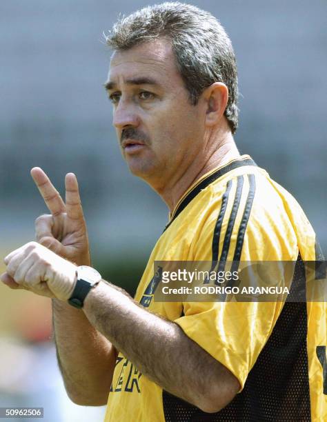 Luis Fernando Montoya, tecnico del Once Caldas, da instrucciones a sus jugadores el 15 de junio de 2004 durante un entrenamiento en la ciudad de...
