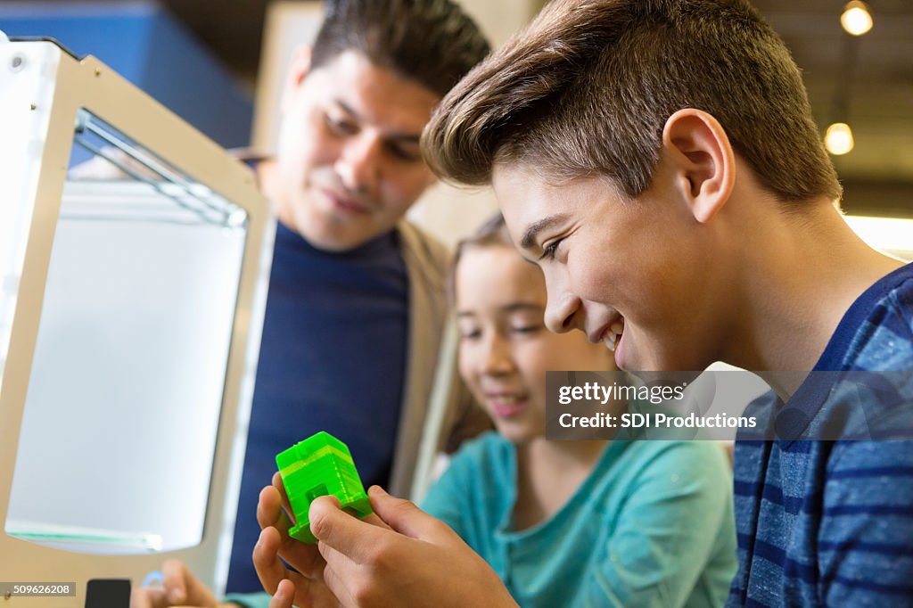 Junior hoch Schule Student mit 3D Drucker mit der Familie