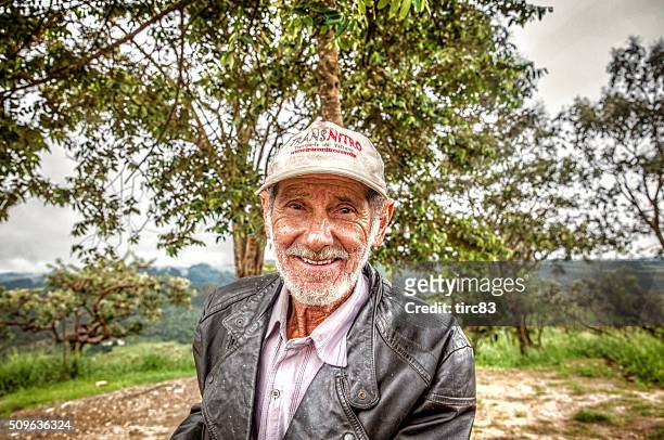 senior uomo brasiliano in campagna pirenopolis - pirenopolis foto e immagini stock