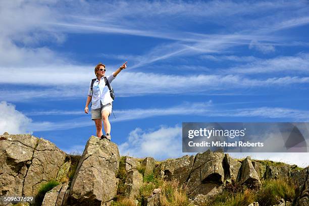 woman hiking in preseli hills - calções azuis - fotografias e filmes do acervo