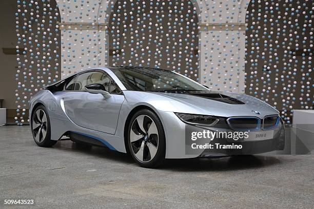 bmw i8 し、を押します。 - bmw i8 ストックフォトと画像