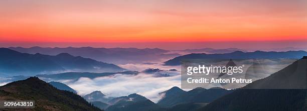 panorama of a beautiful sunrise in the mountains - panoramica horizontal fotografías e imágenes de stock