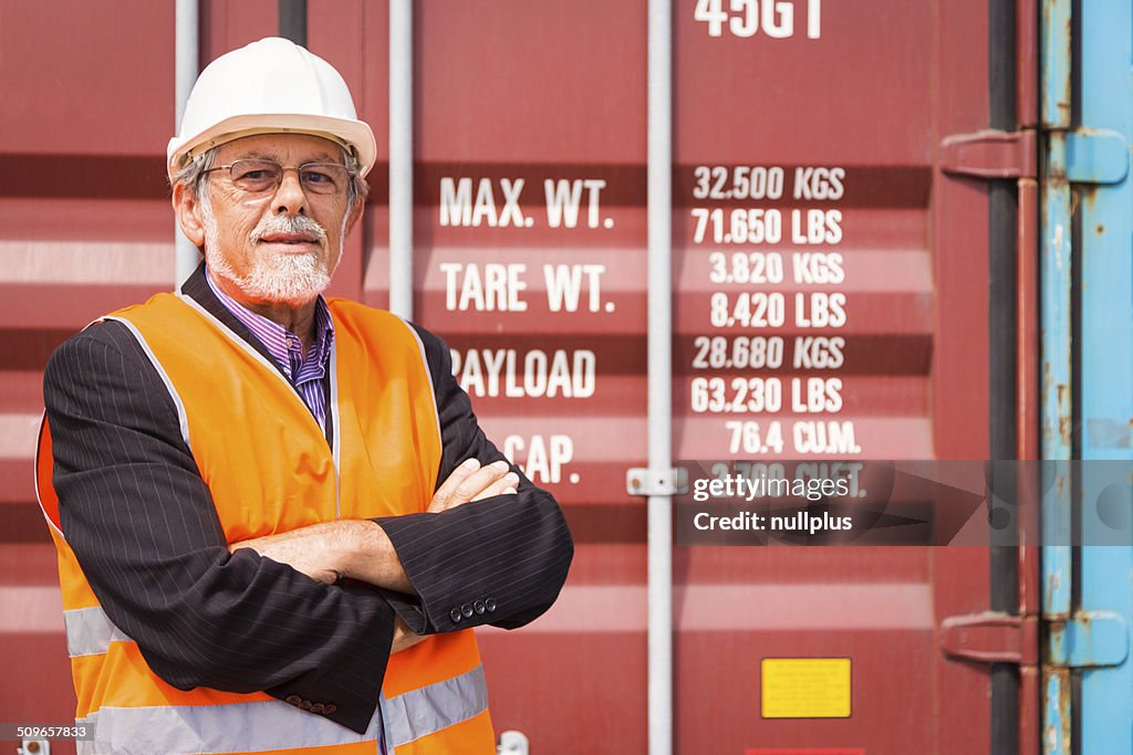 Senior Arbeiter in großen Containerhafen