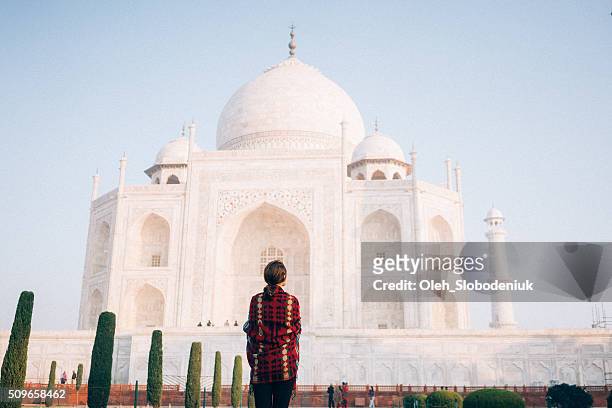 frau in der nähe von taj mahal - india palace stock-fotos und bilder
