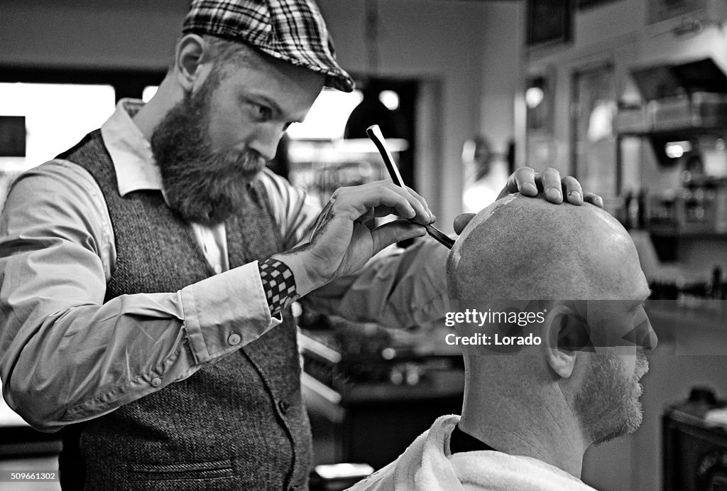 Estilo retrô barbudo Barbeiro com cliente barbudo homem Careca