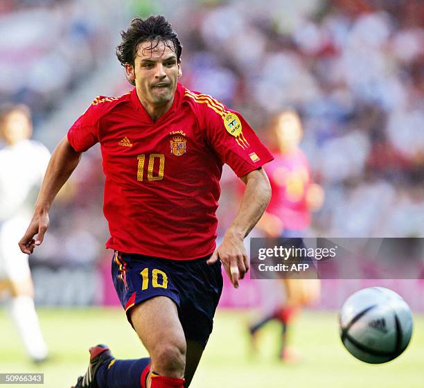 Spain's striker Fernando Morientes runs behind the ball, 16 June 2004 at Bessa stadium in Porto, during his team's Euro 2004 group A football match...