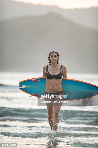 attractive hawaiian female surfer at the beach - hanalei national wildlife refuge stock pictures, royalty-free photos & images