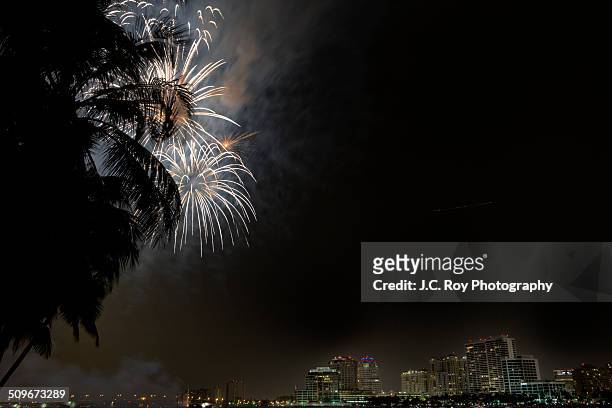 4th of july fireworks - west palm beach stock pictures, royalty-free photos & images
