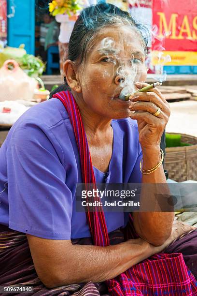 birmanês mulher fumar um charuto cortado nas duas pontas - cheroot imagens e fotografias de stock