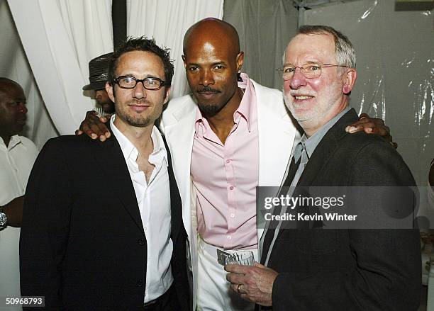 Producers Rick Alvarez and Lee R. Mayes pose with director Keenen... Photo  d'actualité - Getty Images