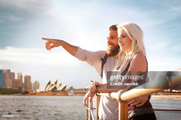 junges paar genießen sie den blick auf den hafen von sydney - oper von sydney stock-fotos und bilder