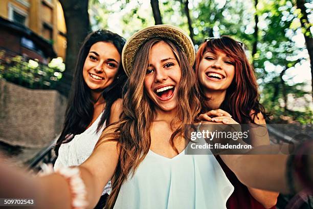 die selfie - 3 teenagers mobile outdoors stock-fotos und bilder