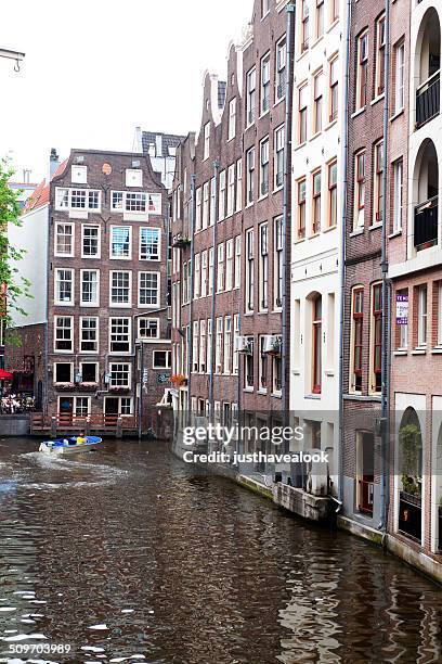 dutch rowhouse seen from canal an gracht - gracht amsterdam stockfoto's en -beelden