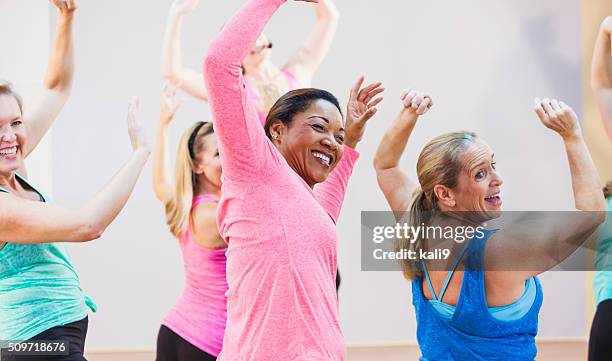 eine gruppe von multi-ethnischen frauen im fitnesskurs - dance fitness stock-fotos und bilder