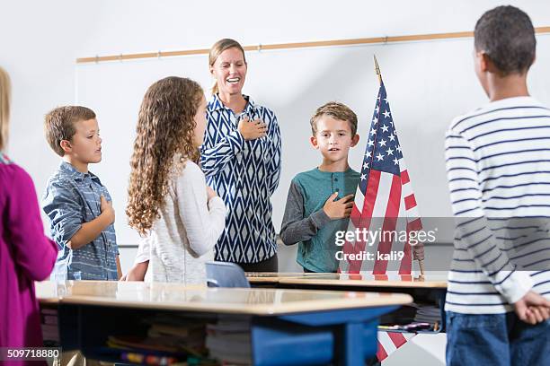professor e alunos, americana promessa de fidelidade - criança de escola primária imagens e fotografias de stock