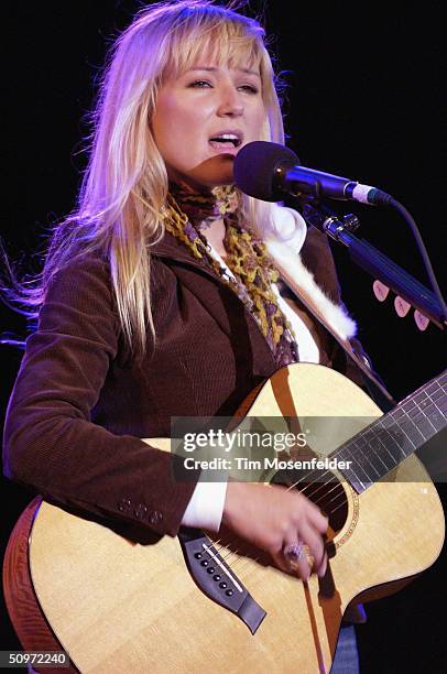 Jewel performs part of her Summer Tour 2004 on June 17, 2004 at the Mountain Winery, in Saratoga, California.