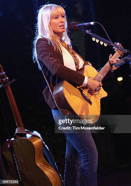 Jewel performs part of her Summer Tour 2004 on June 17, 2004 at the Mountain Winery, in Saratoga, California.