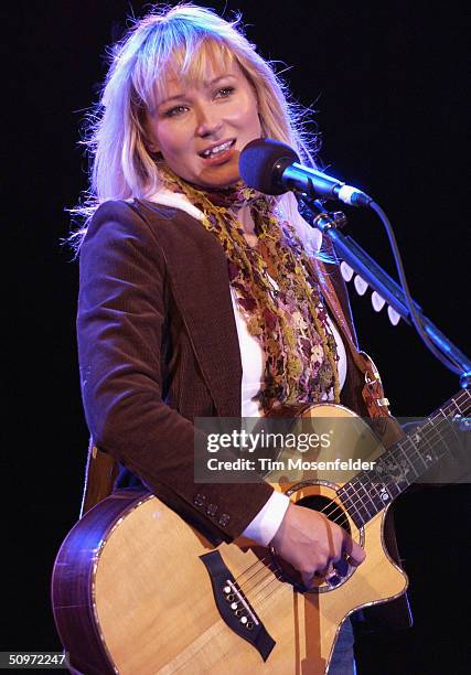 Jewel performs part of her Summer Tour 2004 on June 17, 2004 at the Mountain Winery, in Saratoga, California.