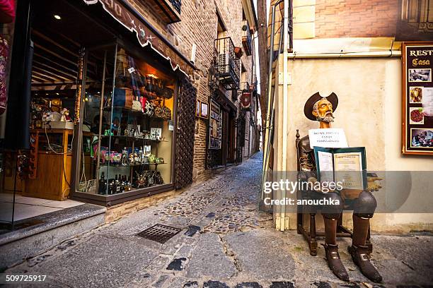 don quichotte, die speisekarte des restaurants auf der straße von toledo, spanien - provinz toledo stock-fotos und bilder