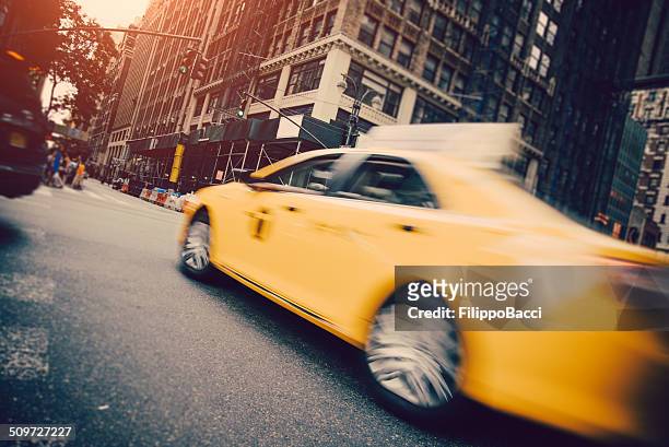 taxi traffic in manhattan - taking a vintage ny taxi cab stockfoto's en -beelden