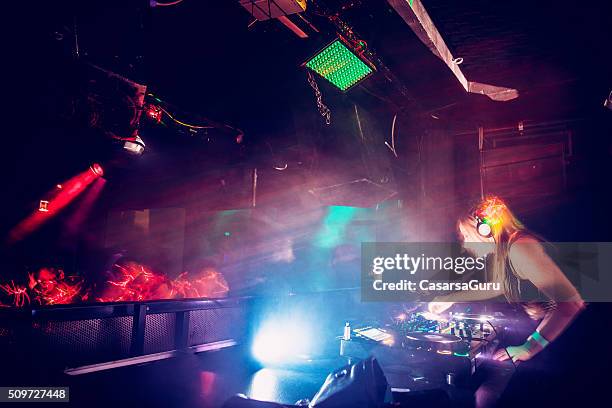 mujer dj en el club nocturno - techno fotografías e imágenes de stock