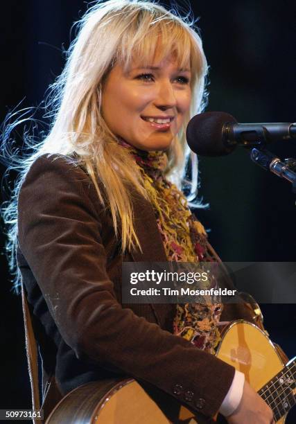 Jewel performs part of her Summer Tour 2004 on June 17, 2004 at the Mountain Winery, in Saratoga, California.