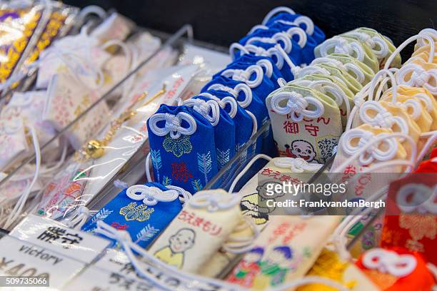 talismano e amuleti giapponese - pendants foto e immagini stock