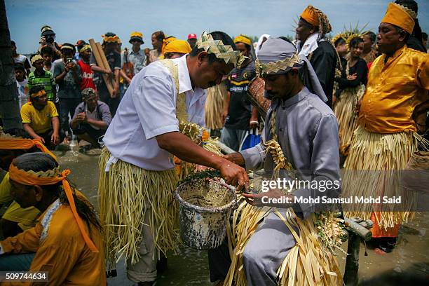 Macuri Ritual Mah Meri Tribe Perform Puja Pantai Prayer Ritual Photos and Premium ...
