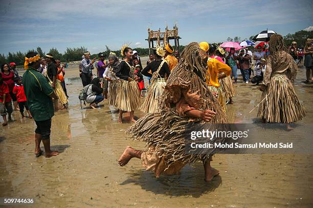 Macuri Ritual Mah Meri Tribe Perform Puja Pantai Prayer Ritual Photos and Premium ...