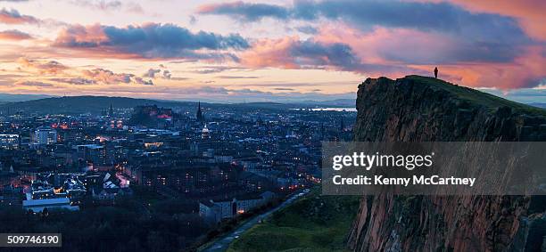 edinburgh - sunset from salisbury crags - arthur's seat - fotografias e filmes do acervo