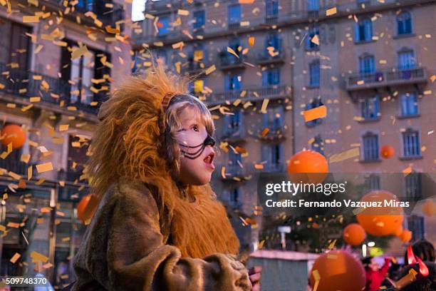 caucasian girl dress up as lion looking astonished. - ballon festival stock-fotos und bilder