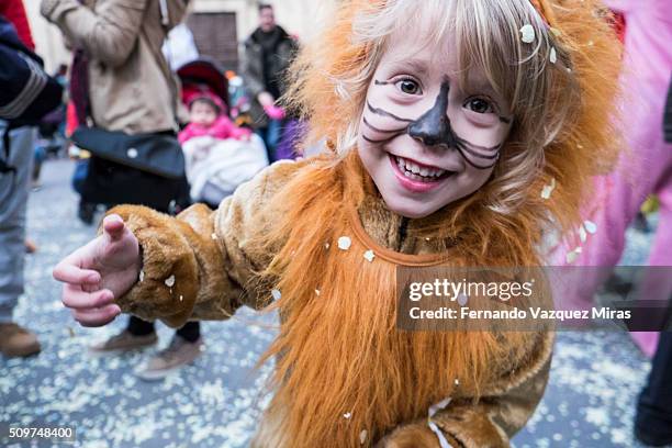 caucasian girl dress up as lion looking at the camera.. - carnaval feestelijk evenement stockfoto's en -beelden