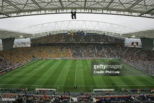 General view of the start of the UEFA Euro 2004 Group C match between Italy and Sweden at the Estadio Dragao on June 18, 2004 in Porto, Portugal.