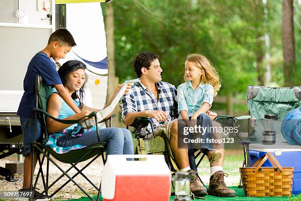 família férias de verão.  trailer estacionados no parque nacional de campground. - trailer park imagens e fotografias de stock