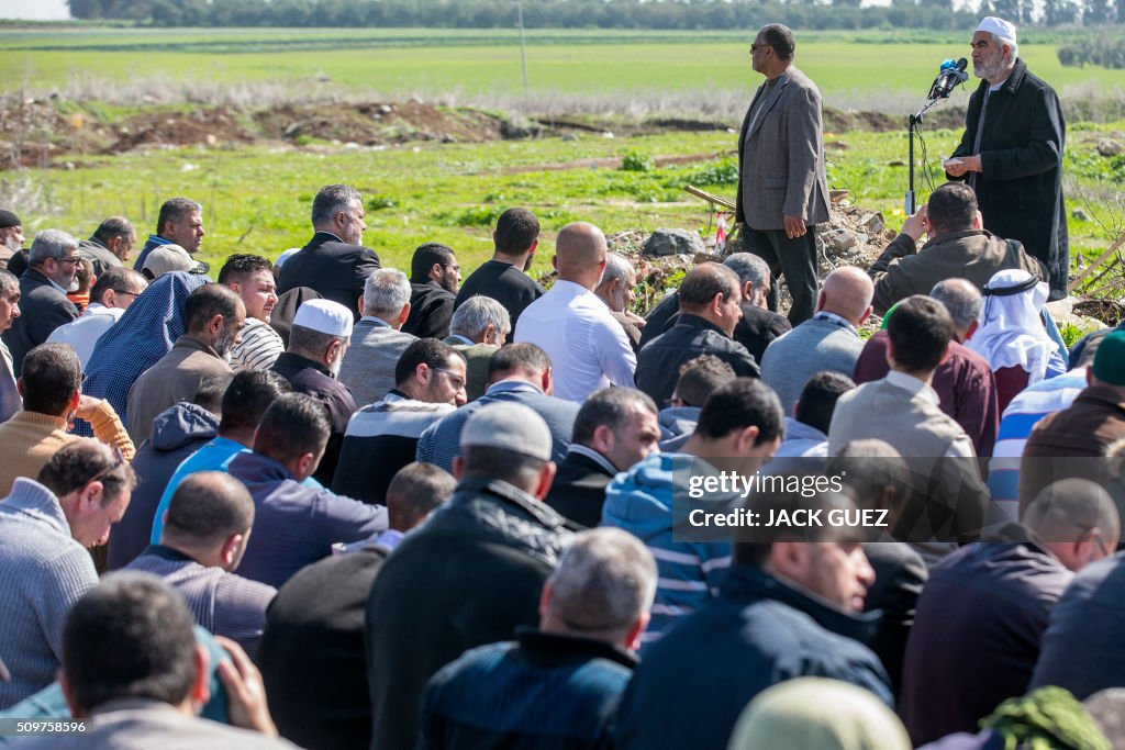 ISRAEL-PALESTINIAN-CONFLICT-PRISONER-PRAYER