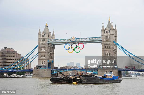 london – tower bridge während der olympischen spiele - london 2012 uk landmarks stock-fotos und bilder