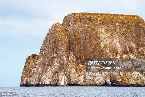 kicker rock, san cristobal - キッカーロック ストックフォトと画像