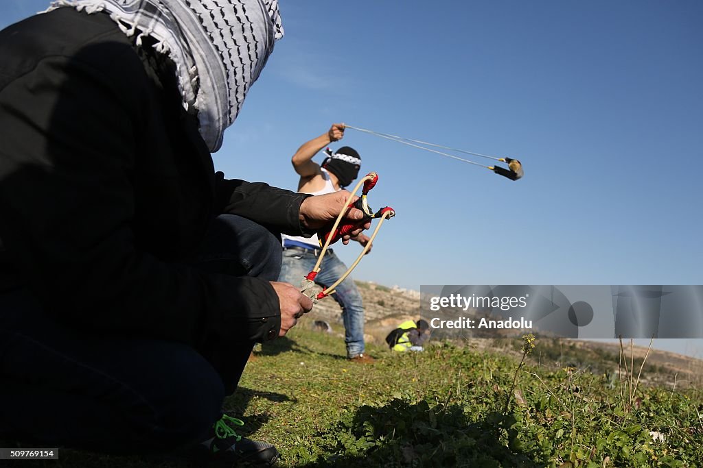 Palestinians clash with Israeli soldiers in West Bank