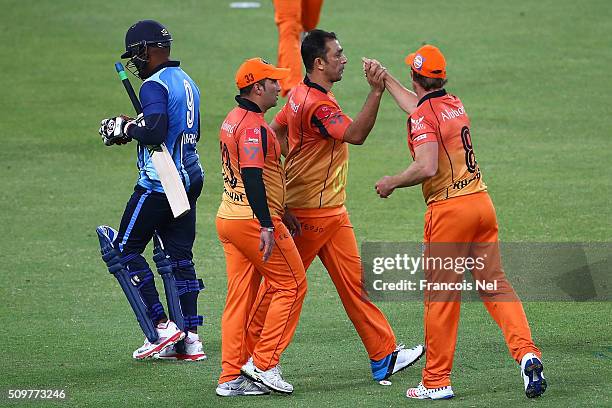 Azhar Mahmood of Virgo Super Kings and his team-mates celebrate the wicket of Brian Lara of Leo Lions during the Oxigen Masters Champions League Semi...