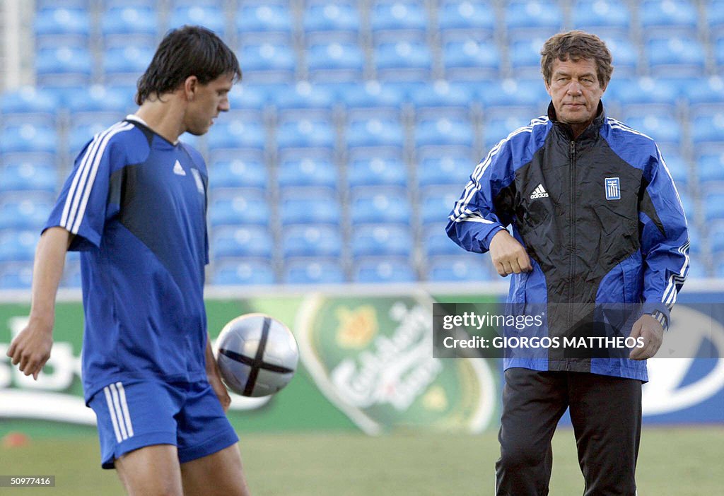 Greece's coach, German Otto Rehhagel (R)