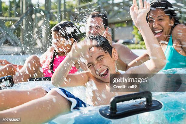 familie im wasserpark - girls and boys playing in waterpark stock-fotos und bilder