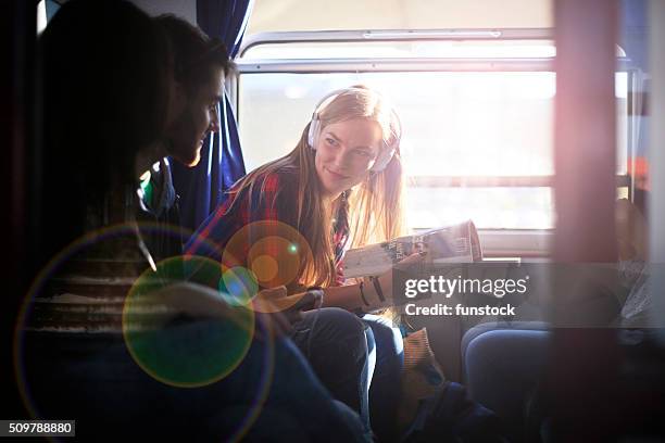 viajando es diversión y lo hace sentir gratis - passenger train fotografías e imágenes de stock